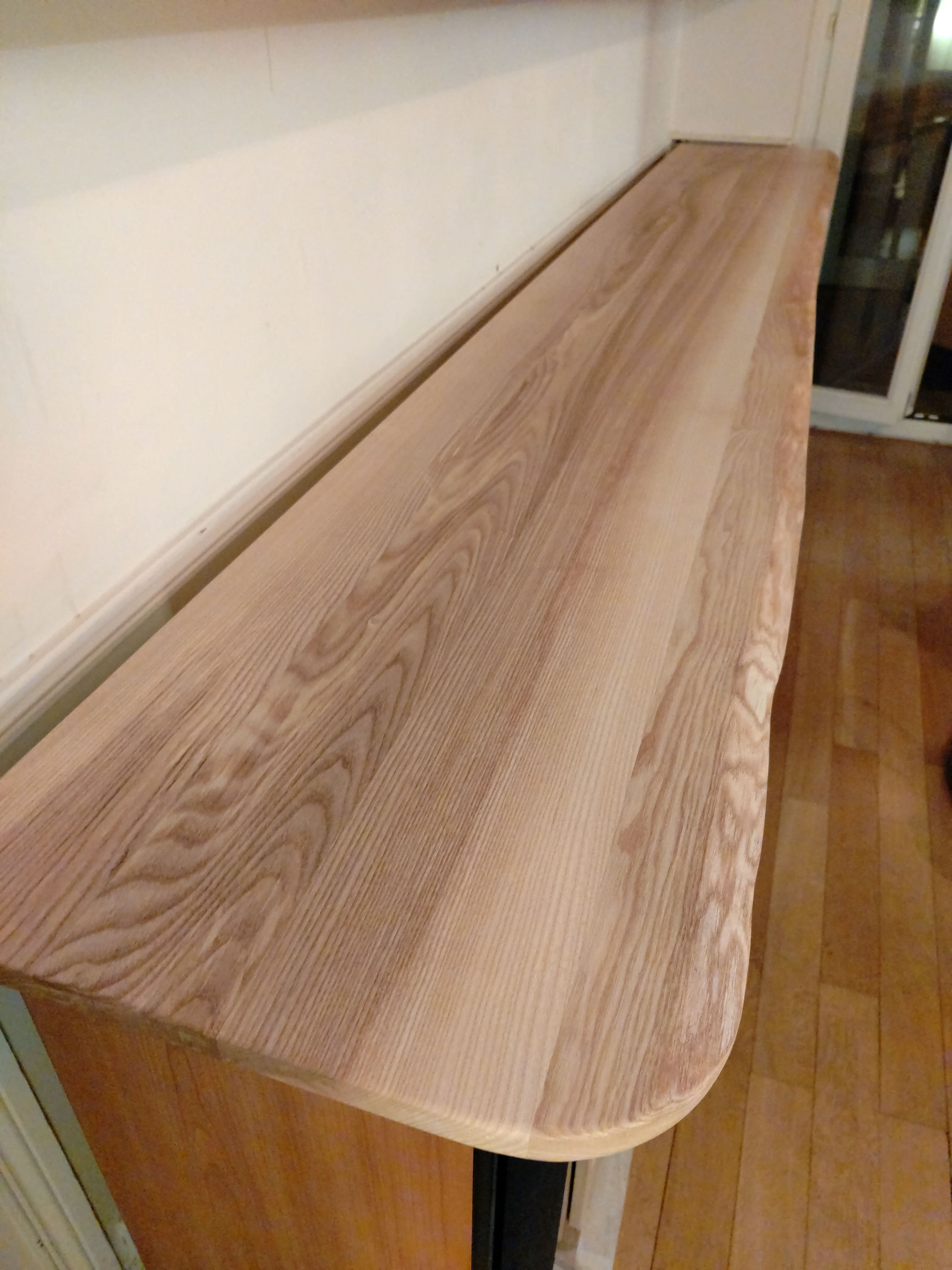 Détail du plateau maître avec son bord naturel (live edge) conservant la surface originelle du tronc
